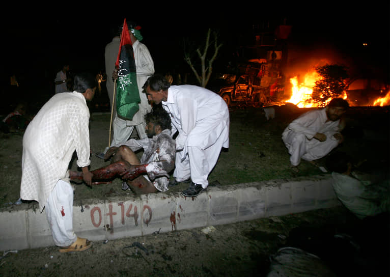 Во время следования кортежа Беназир Бхутто в толпе встречающих ее сторонников прогремело два взрыва — погибли более 130 человек, около 500 были ранены
