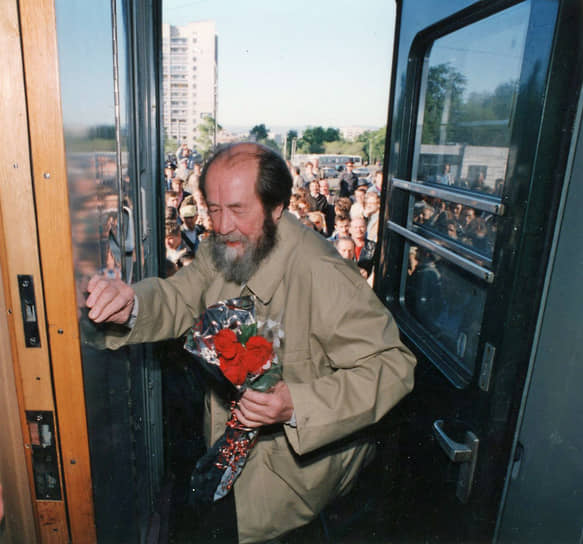27 мая 1994 года писатель Александр Солженицын вернулся в Россию впервые с 1974 года, когда он был лишен советского гражданства. Он прибыл на самолете из США в Магадан, а затем совершил двухмесячную железнодорожную поездку от Владивостока до Москвы, в ходе которой проводил встречи с жителями российских городов. На родине он продолжил писать книги. Последние годы жизни провел в Москве и на подмосковной даче