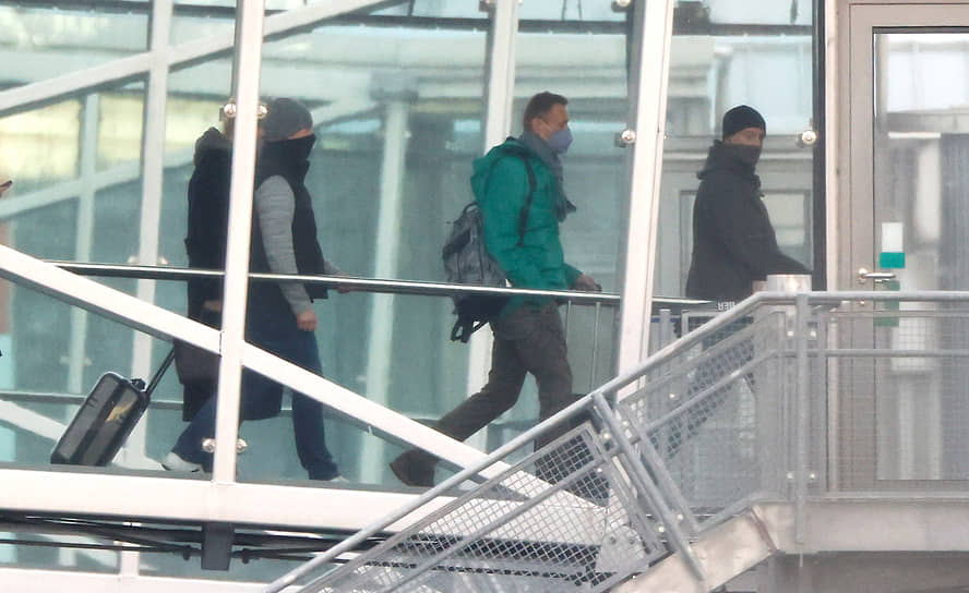 Алексей Навальный зашел в самолет за несколько минут до вылета