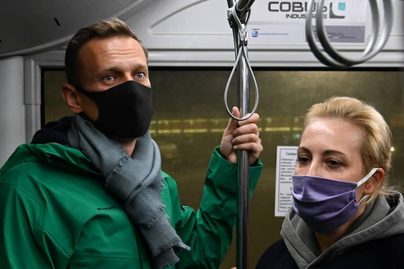 Алексей Навальный с женой Юлией в автобусе по пути на паспортный контроль