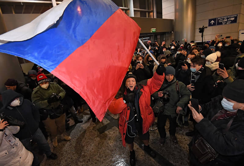 Сторонник Алексея Навального с флагом во Внуково