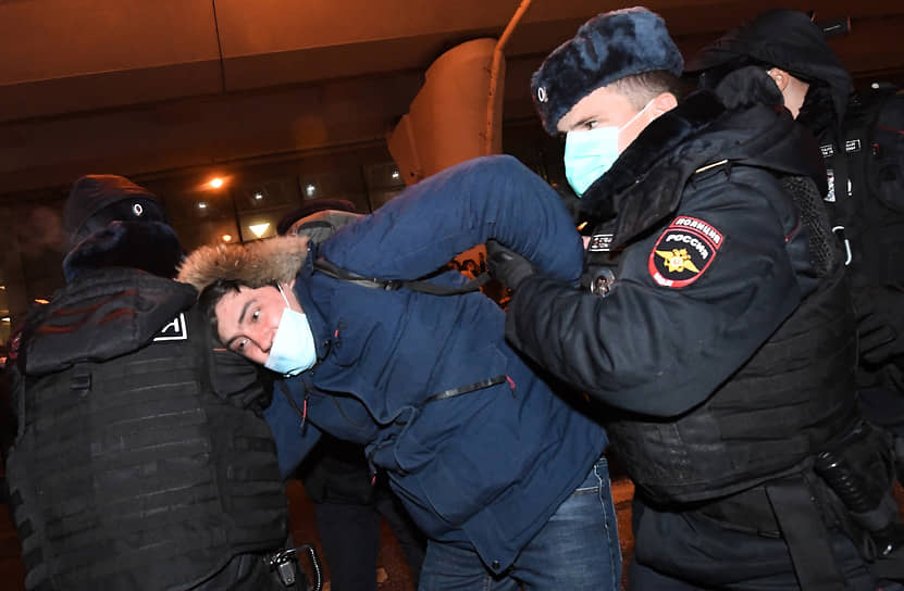 Сотрудники ОМОНа и Росгвардии начали оттеснять людей, собравшихся на входе во Внуково. Некоторые были задержаны