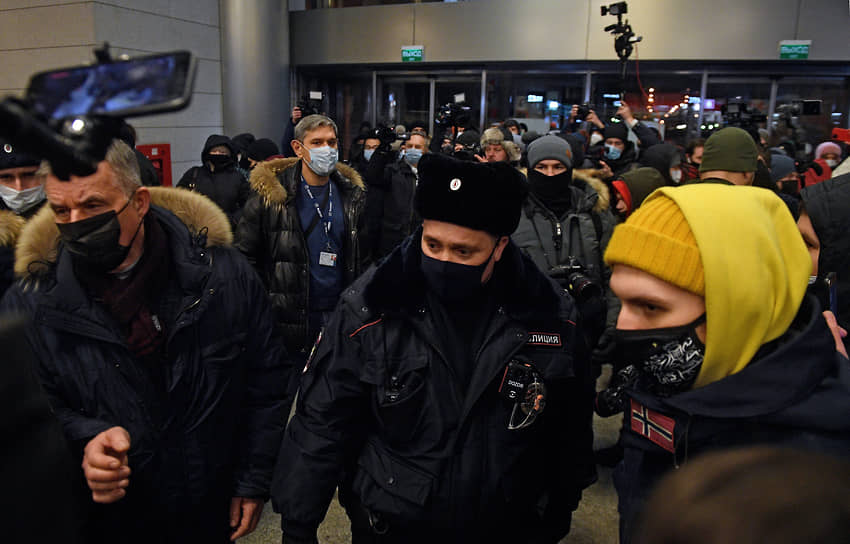 Сторонники Алексея Навального и сотрудники полиции во Внуково