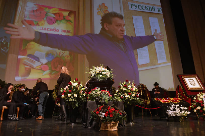 Гроб был установлен на сцене Дома кино в окружении цветов и венков