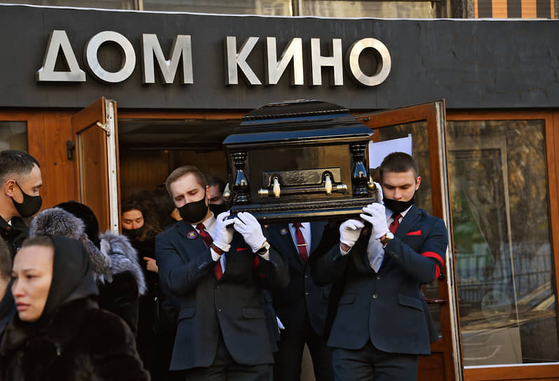 Гроб с телом Грачевского выносили под аплодисменты, которые не смолкали несколько минут.&lt;br>
Слева: вдова Бориса Грачевского актриса Екатерина Белоцерковская
