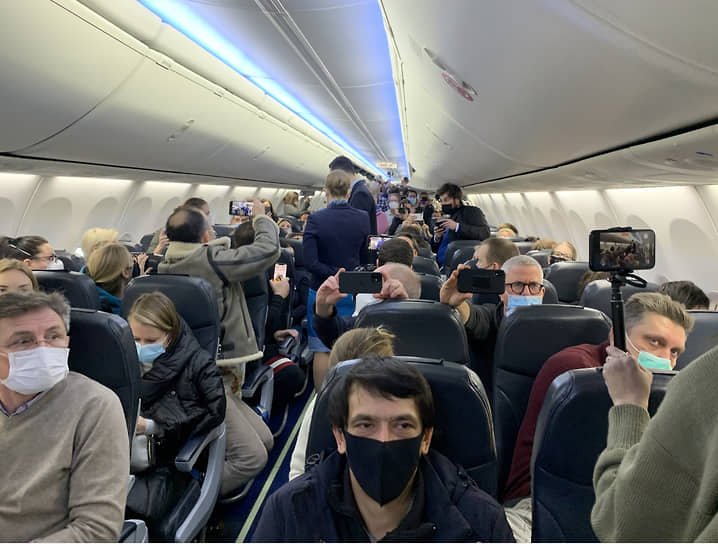 Пассажиры на борту самолета, на котором Алексей Навальный летел в Москву