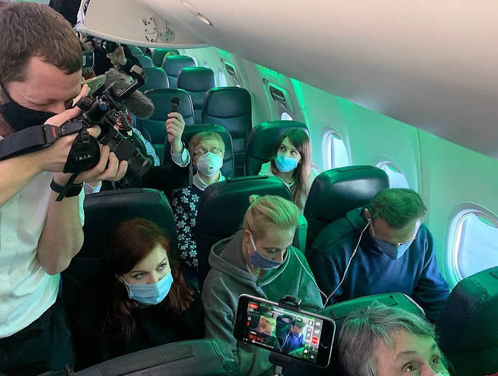 Алексей Навальный на борту самолета