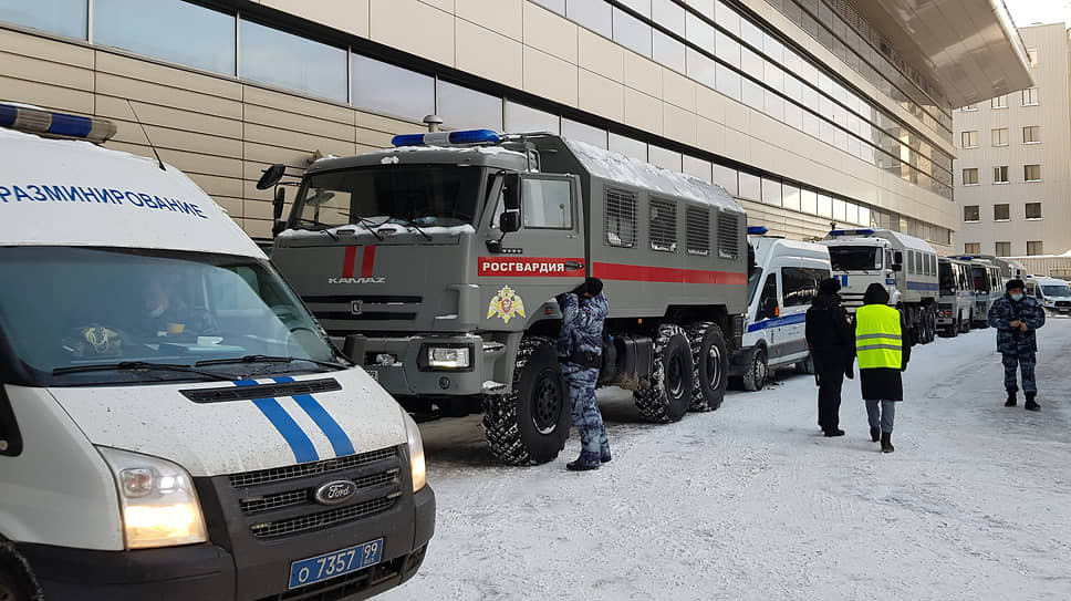Рейс господина Навального, согласно онлайн-табло Внуково, должен был приземлиться в 19:40. Внуково предупредило о запрете массовых мероприятий во время прилета политика