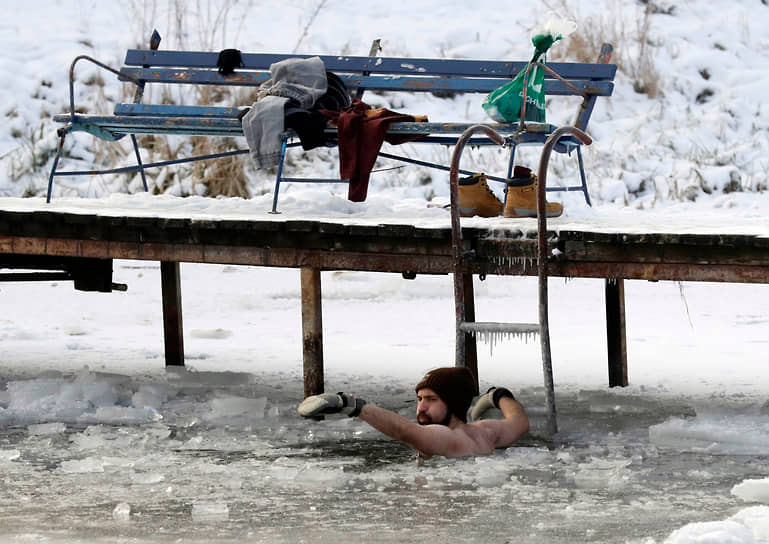 Ломянки, Польша. Мужчина купается в озере при температуре минус 12 градусов по Цельсию