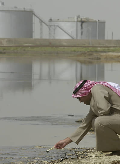 В районе загрязнения были зафиксированы массовые отравления водой, участились случаи онкологических заболеваний
&lt;br>На фото: представитель властей Кувейта берет пробу в нефтяном озере