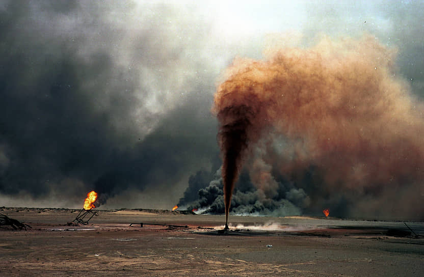 Решение сбросить нефть в море было принято в ответ на операцию международных сил «Буря в пустыне». Сырую нефть откачали из кувейтского терминала «Си-Айленд» и семи крупных нефтяных танкеров
&lt;br> На фото: горящее нефтяное месторождение Большой Бурган, Кувейт