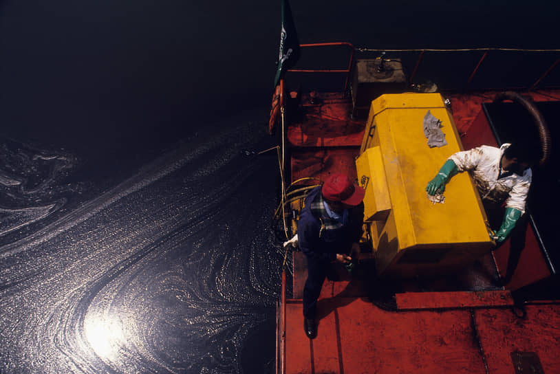 Затраты на тушение нефтяных пожаров составили более $2 млрд
&lt;br>На фото: рабочие на специальной барже, собирающей нефть в Персидском заливе 