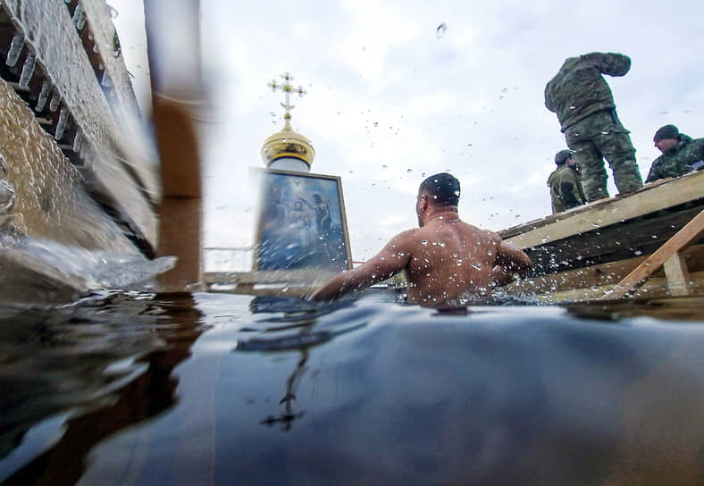 Крещенские купания у Петропавловской крепости в Санкт-Петербурге