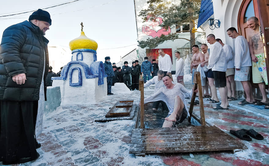 Крещенские купания в исправительной колонии №18 в Новосибирске 