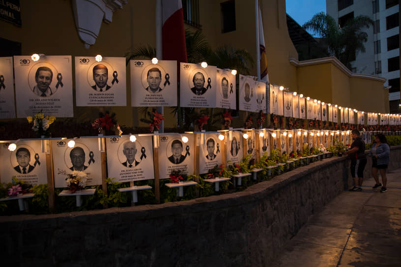 Лима, Перу. Люди оставляют цветы у мемориала врачей, умерших от коронавируса
