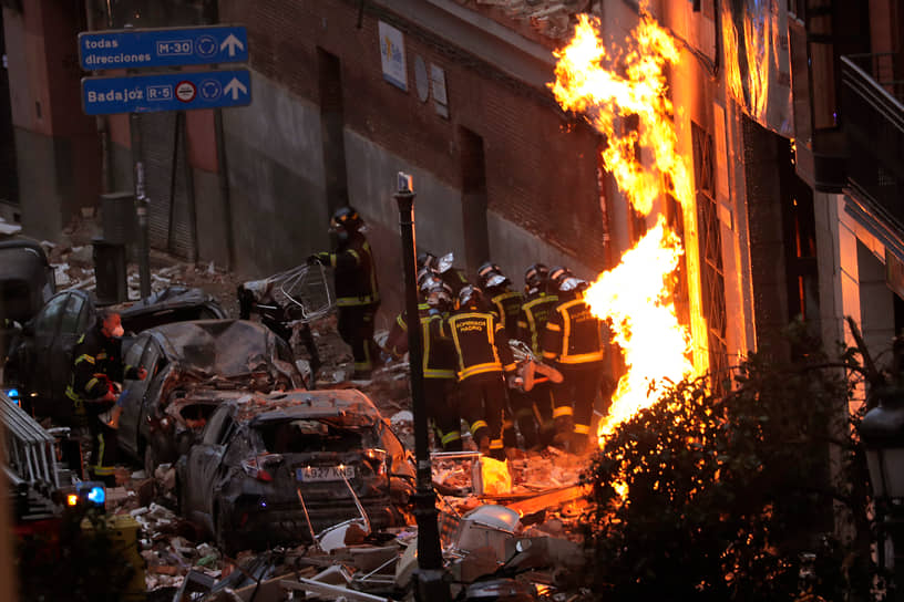 Мадрид, Испания. Пожарные выносят из здания тело жертвы взрыва на улице Толедо