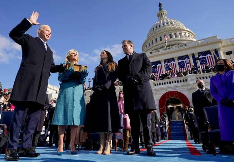 46-й президент США Джо Байден приносит присягу на Библии