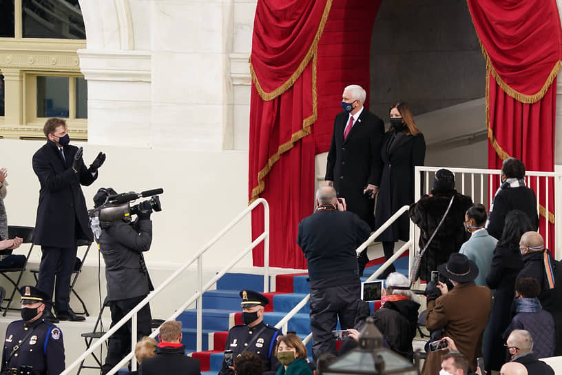 Бывший вице-президент США Майк Пенс и его супруга  Карен Пенс (на фото) посетили церемонию