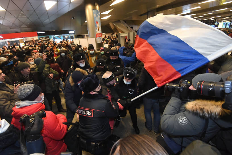 Москва. Задержания в аэропорту Внуково, где оппозиционера Алексея Навального встречали его сторонники