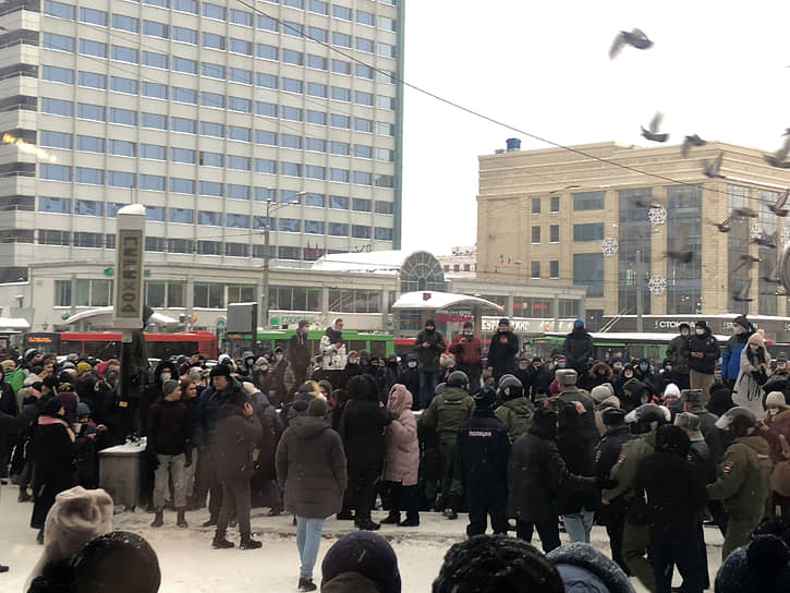 В Казани еще до начала акции в поддержку Алексея Навального начались задержания людей, собравшихся у часов на улице Баумана. По разным оценкам, всего на акцию пришло от 300 до 500 человек