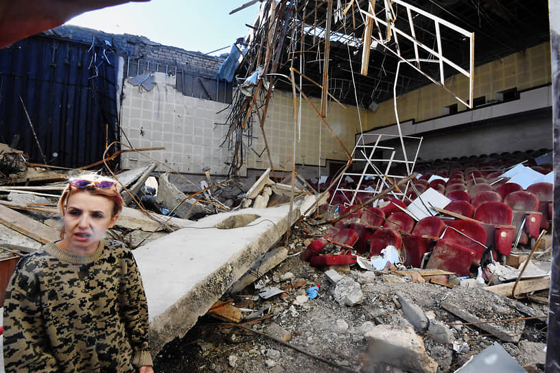 Разрушенный после обстрела зрительный зал в Нагорном Карабахе в Шуши