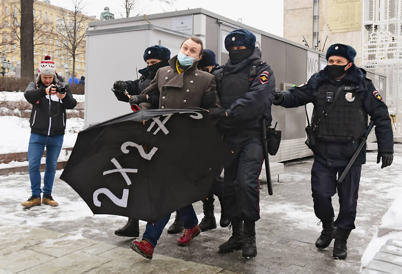 Задержание участника митинга на Пушкинской площади