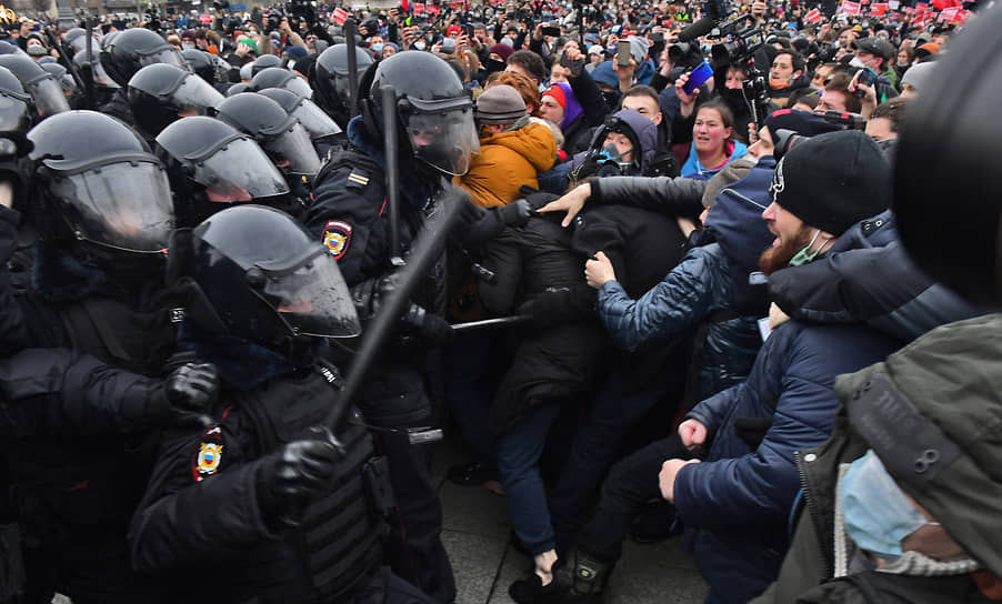 Столкновение между участниками митинга и сотрудниками полиции