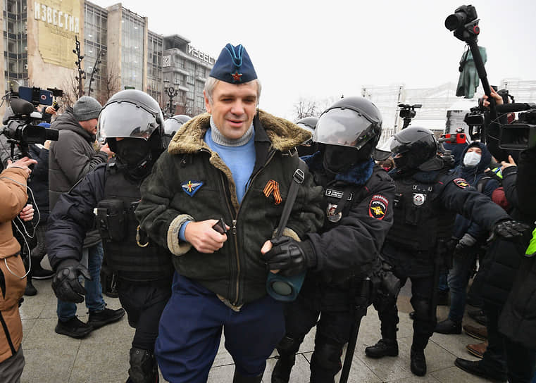 Сотрудники полиции задерживают участника митинга в центре Москвы