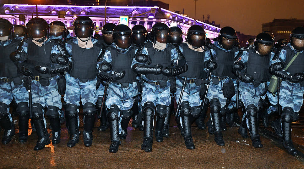 Оцепление из сотрудников полиции на месте проведения митинга в Москве 