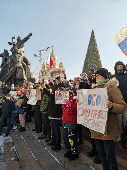 Во Владивостоке демонстранты скандировали: «Путина в отставку», «Мы не боимся. Раз. Два. Три, Путин уходи», «Верни дворец народу»