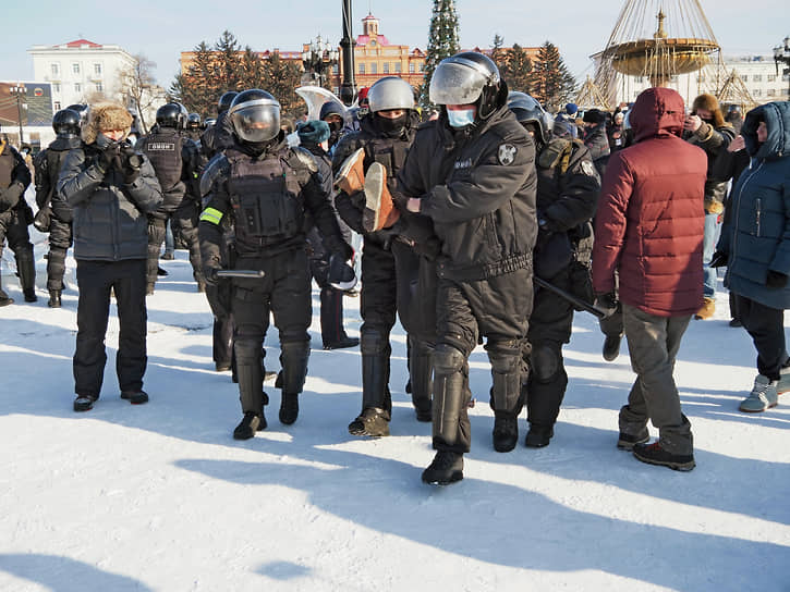 В Хабаровске на акцию протеста на главную площадь города вышло около 250 человек
