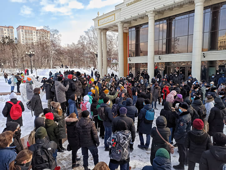 В Южно-Сахалинске, по оценке корреспондента “Ъ”, на акцию вышли около 400 человек