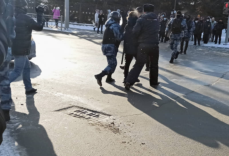 Во время шествия в Южно-Сахалинске силовики разделили колонну и начали задержания. В итоге до пункта назначения — до площади Победы — дошли около 40 человек