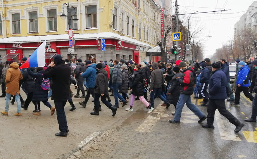 В Саратове на акцию в защиту Алексея Навального собрались от 500 до 1000 человек. Шествие идет по проспекту Кирова