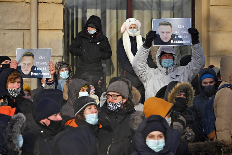 Митингующие в Омске с плакатом: «Он за нас, мы за Навального!»