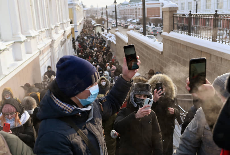 Участники митинга в Омске