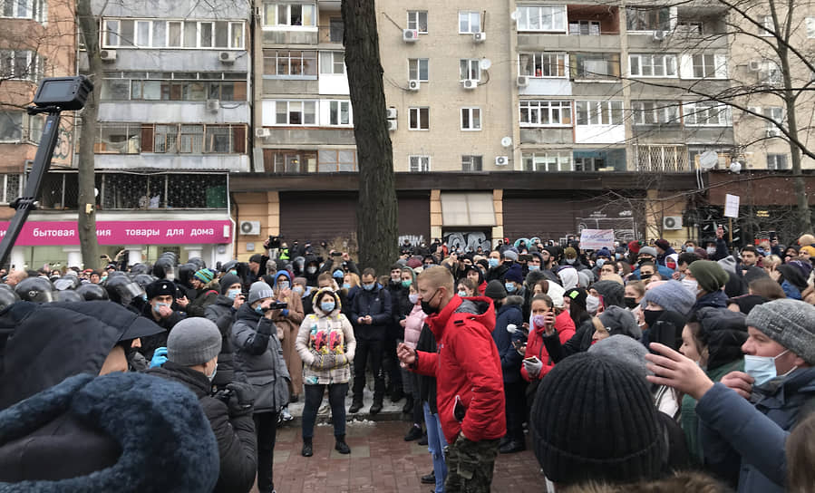 В Ростове-на-Дону протестующие приняли попытку разорвать оцепление между двумя колоннами, но сделать это не удалось. Полицейских закидывают снегом