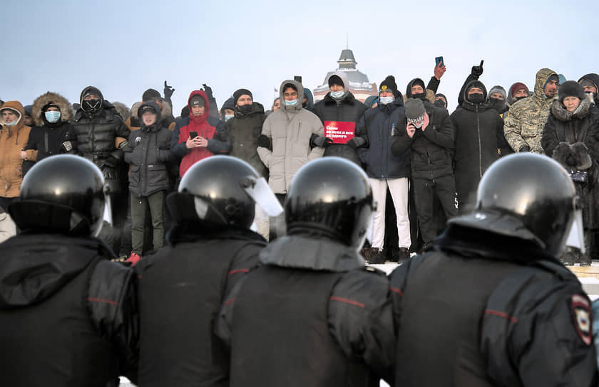 Митингующие и полицейские в Омске