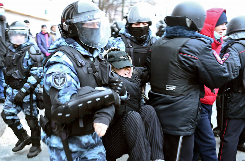 Сотрудники полиции во время задержания участника митинга в Воронеже