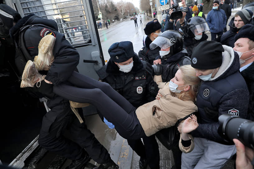 Задержание участницы митинга в Волгограде