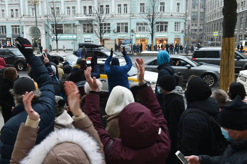 Участники шествия по Тверской улице