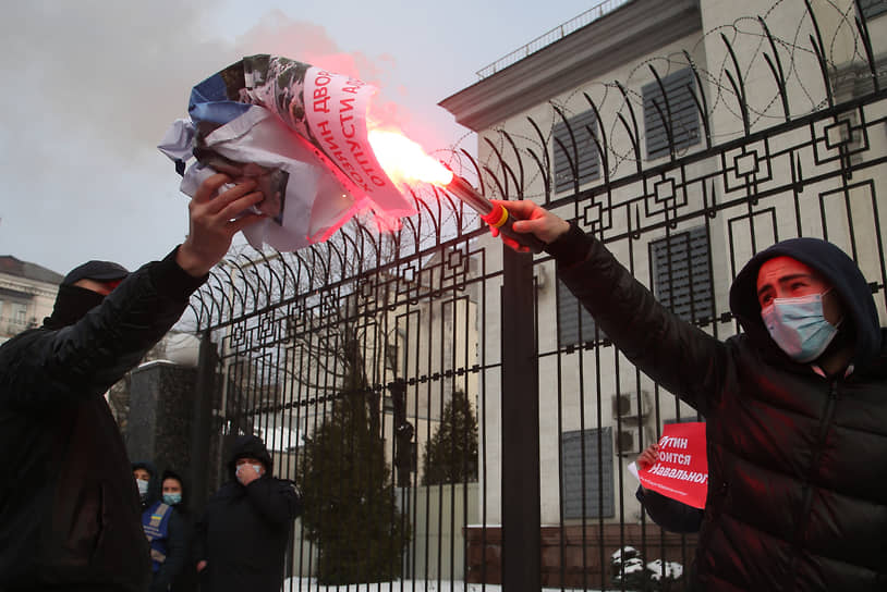 В Киеве на акции в поддержку Навального возле посольства России произошли стычки. К посольству подошли около двух десятков мужчин, они рвали и поджигали плакаты в поддержку оппозиционера, развешанные возле посольства
