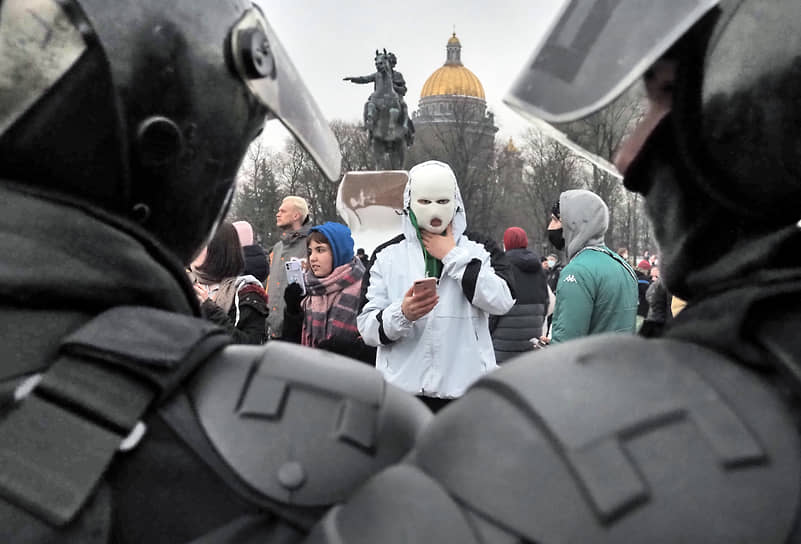Участники митинга в Санкт-Петербурге