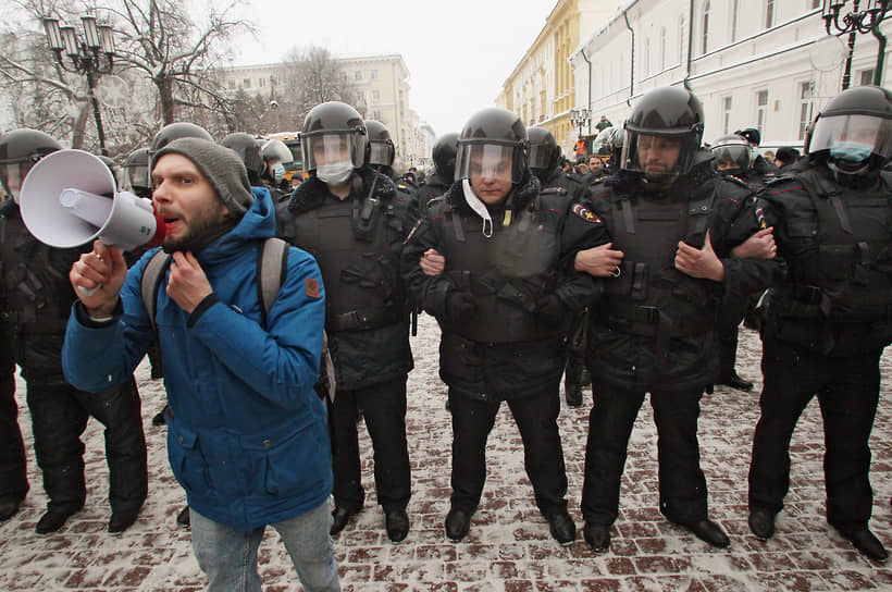 На центральной улице Нижнего Новгорода Большой Покровской собрались несколько тысяч человек, они скандируют «Свободу Навальному», «Уходи», «Отпускай!» и другие лозунги. ОМОН заблокировал им путь