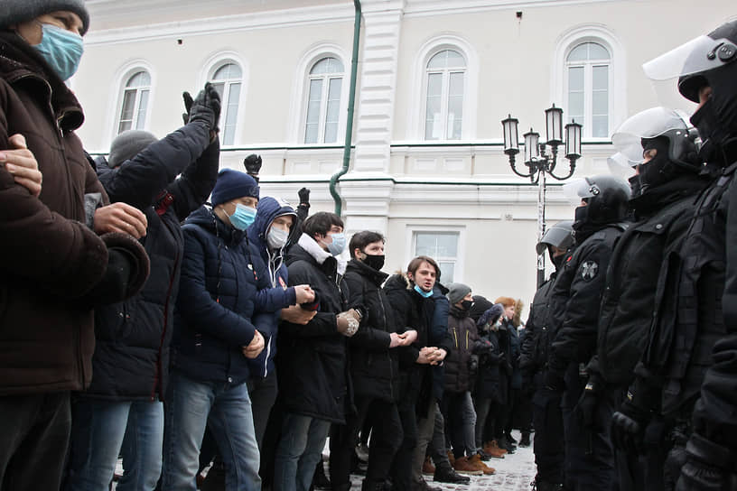 Митингующие и полицейские в Нижнем Новгороде