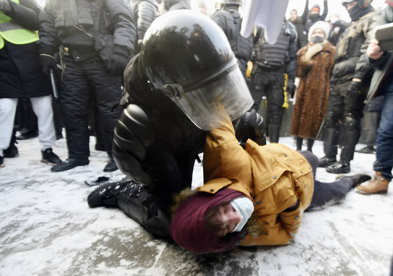 Задержание участницы митинга в Новосибирске