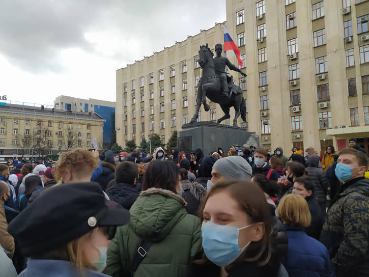 Митинг у памятника Кубанскому казачеству у здания администрации Краснодарского края