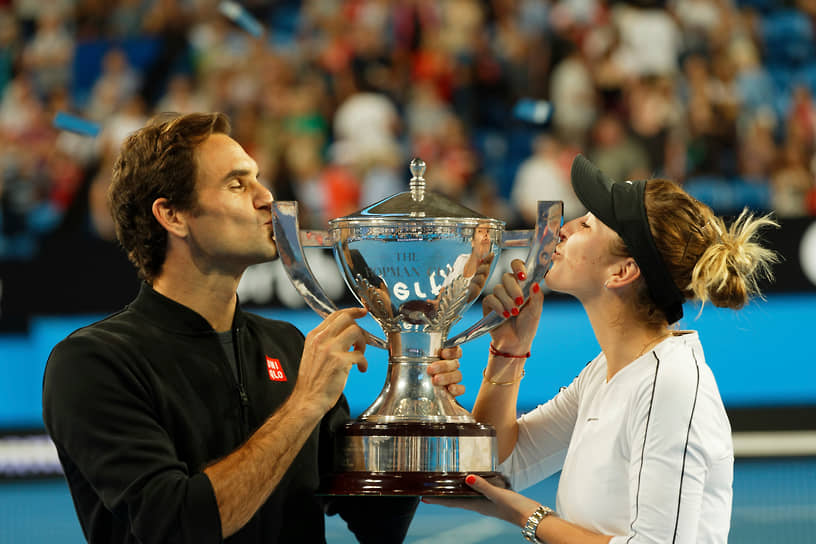 Теннисисты Роджер Федерер и Белинда Бенчич после финальной игры в Кубке Хопмана в 2019 году