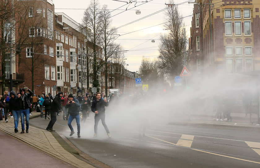 Протесты в Нидерландах против антиковидных ограничений 