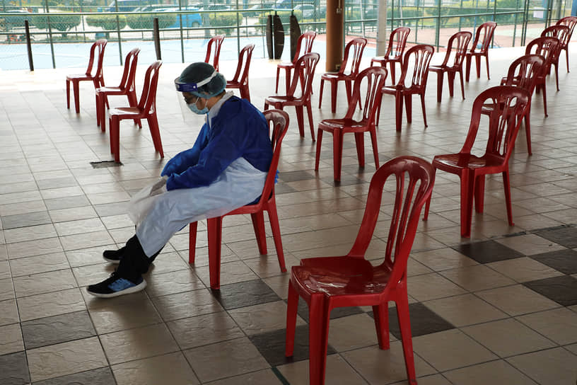 Петалинг-Джая, Малайзия. Медработник отдыхает в центре тестирования на COVID-19